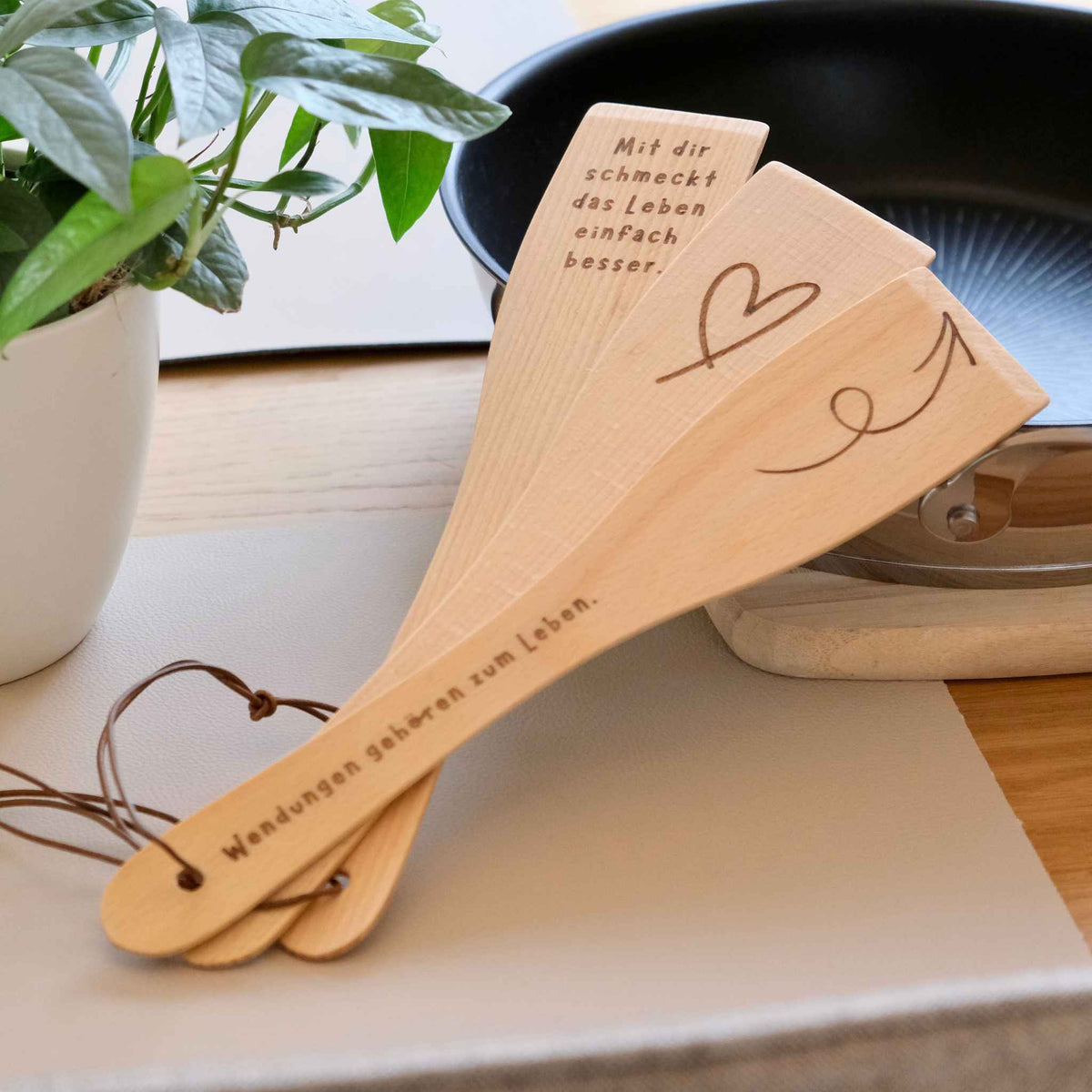 Pfannenwender aus Buchenholz mit Gravur – persönliches Geschenk für Kochfans