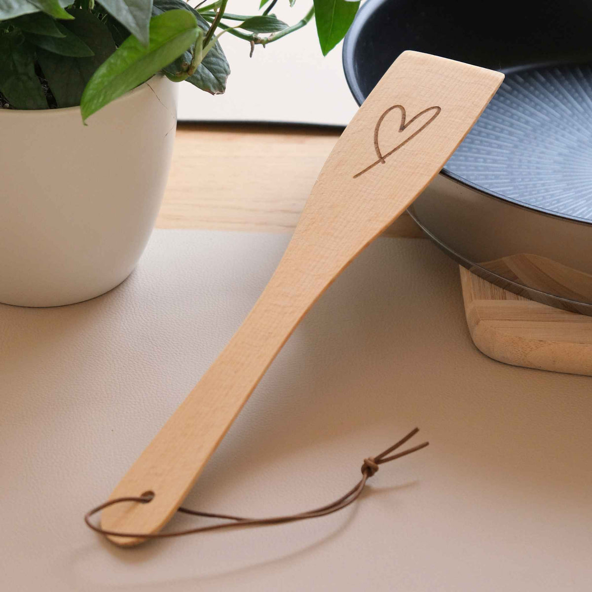 Pfannenwender aus Buchenholz mit Gravur – persönliches Geschenk für Kochfans