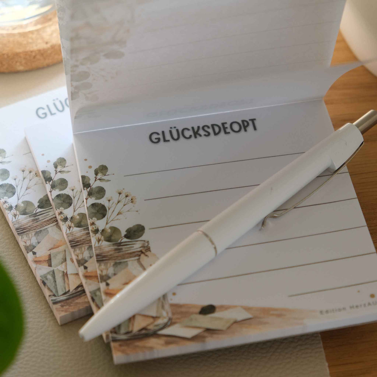 Nahaufnahme Notizblock GLÜCKSDEOPT: Papierqualität und horizontale Schreiblinien
