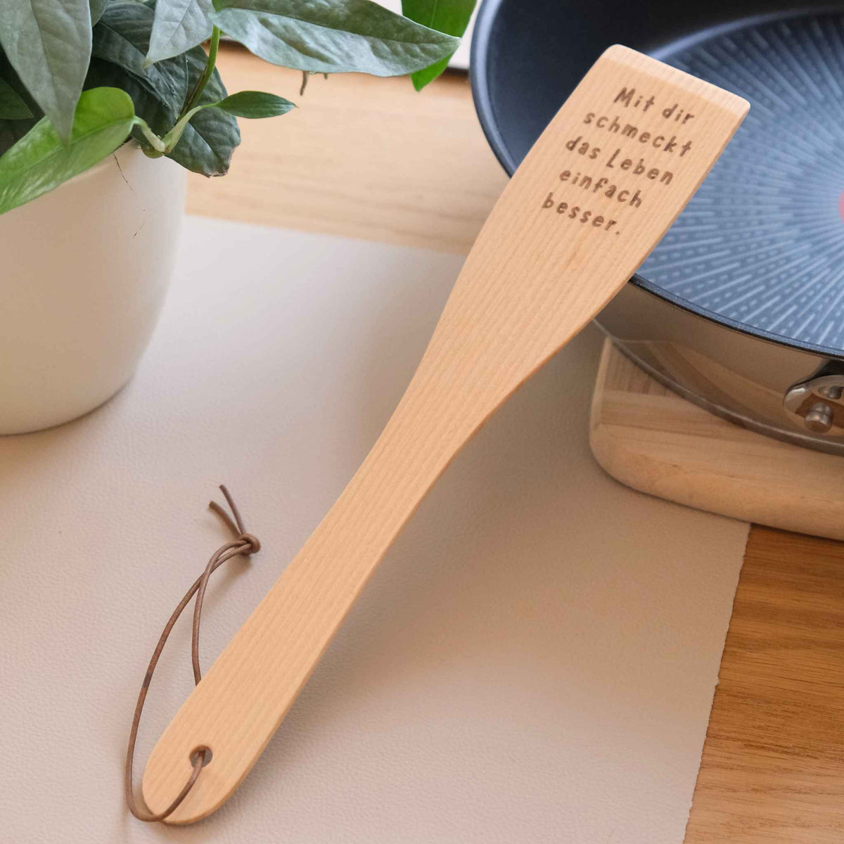 Pfannenwender aus Buchenholz mit Gravur – persönliches Geschenk für Kochfans