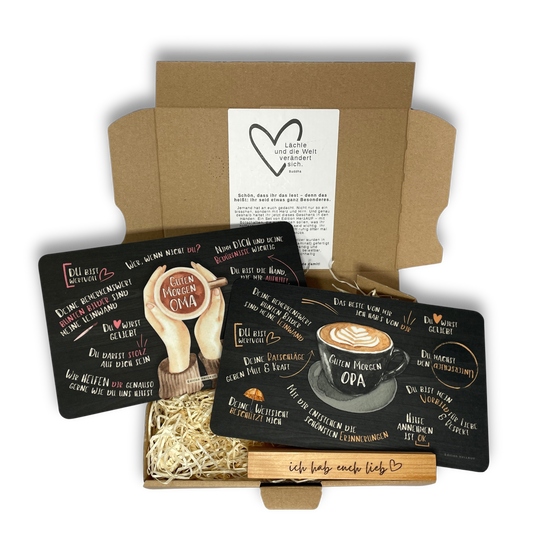 Geschenkset für Großeltern: liebevolles Frühstücksbrettchen-Set mit individualisierterem Halter in Geschenkverpackung