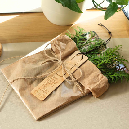 Holzlesezeichen mit Lasergravur und Frühstücksbrettchen im Jute-Geschenkset