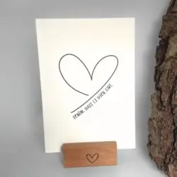 Schlichte Postkarte: "Schön, dass es dich gibt" | Grußkarte | Herzkarte für Freunde aus nachhaltigem Naturkarton