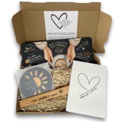 Geschenkset für Freundin: Frühstücksbrettchen mit personalisiertem Halter und Untersetzer