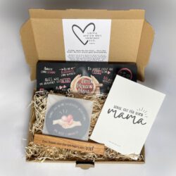 Geschenkset für Mama: Frühstücksbrettchen mit Halter und Untersetzer