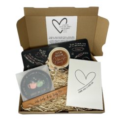 Geschenkset für Schwester: Frühstücksbrettchen mit personalisiertem Halter und Untersetzer