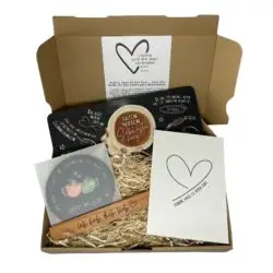 Geschenkset für Schwester „Guten Morgen Schwesterherz“ – Frühstücksbrettchen & Untersetzer „In Gedanken auf dich angestoßen“ im gravierten Holzhalter