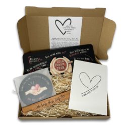 Geschenkset "Guten Morgen Oma": Frühstücksbrett mit Halter und Untersetzer