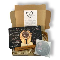 Geschenkset Tochter – Frühstücksbrett „Guten Morgen Tochterherz“ + Untersetzer „Du bist einmalig“ mit Buchenholz-Halter - Weihnachtsgeschenk
