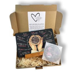 Geschenkset für Schwiegertochter – Frühstücksbrett „Guten Morgen Schwiegertochter“ mit Untersetzer „Du bist einmalig“ mit Halter aus Buche