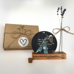 Nachhaltiges Firmengeschenk Weihnachten „Momente der Inspiration“ - 4 Untersetzer & gravierter Holzhalter, Personalisiertes Kundengeschenk
