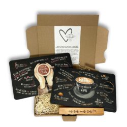 Geschenkset für Großeltern: liebevolles Frühstücksbrettchen-Set für Oma und Opa mit individualisierterem Halter in Geschenkverpackung