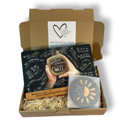 Geschenkset für Onkel – Frühstücksbrett „Guten Morgen Lieblingsonkel“ mit Getränkeuntersetzer & individualisierbarem Halter aus Buchenholz