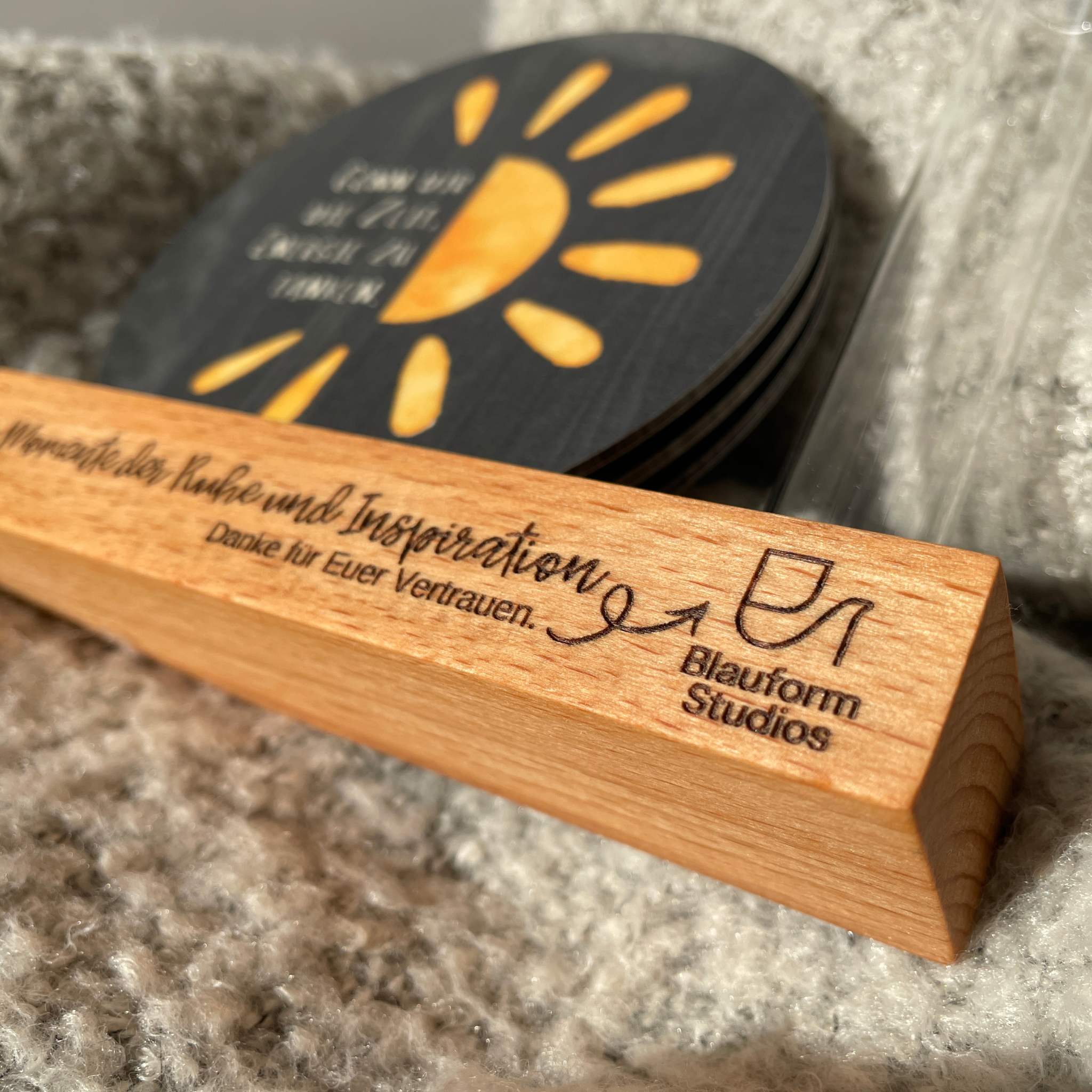 Nachhaltiges Firmengeschenk Weihnachten „Momente der Inspiration“ - 4 Untersetzer & gravierter Holzhalter, Personalisiertes Kundengeschenk