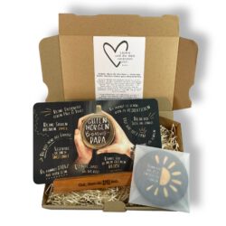 Geschenkset für Stiefvater – Frühstücksbrett „Guten Morgen Bonuspapa“, Untersetzer „Energie tanken“ mit Halter aus Buchenholz