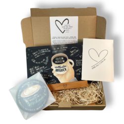 Geschenkset für Bruder: Frühstücksbrett „Guten Morgen Bruderherz“, Getränkeuntersetzer mit Halter aus Buchenholz - Weihnachtsgeschenk