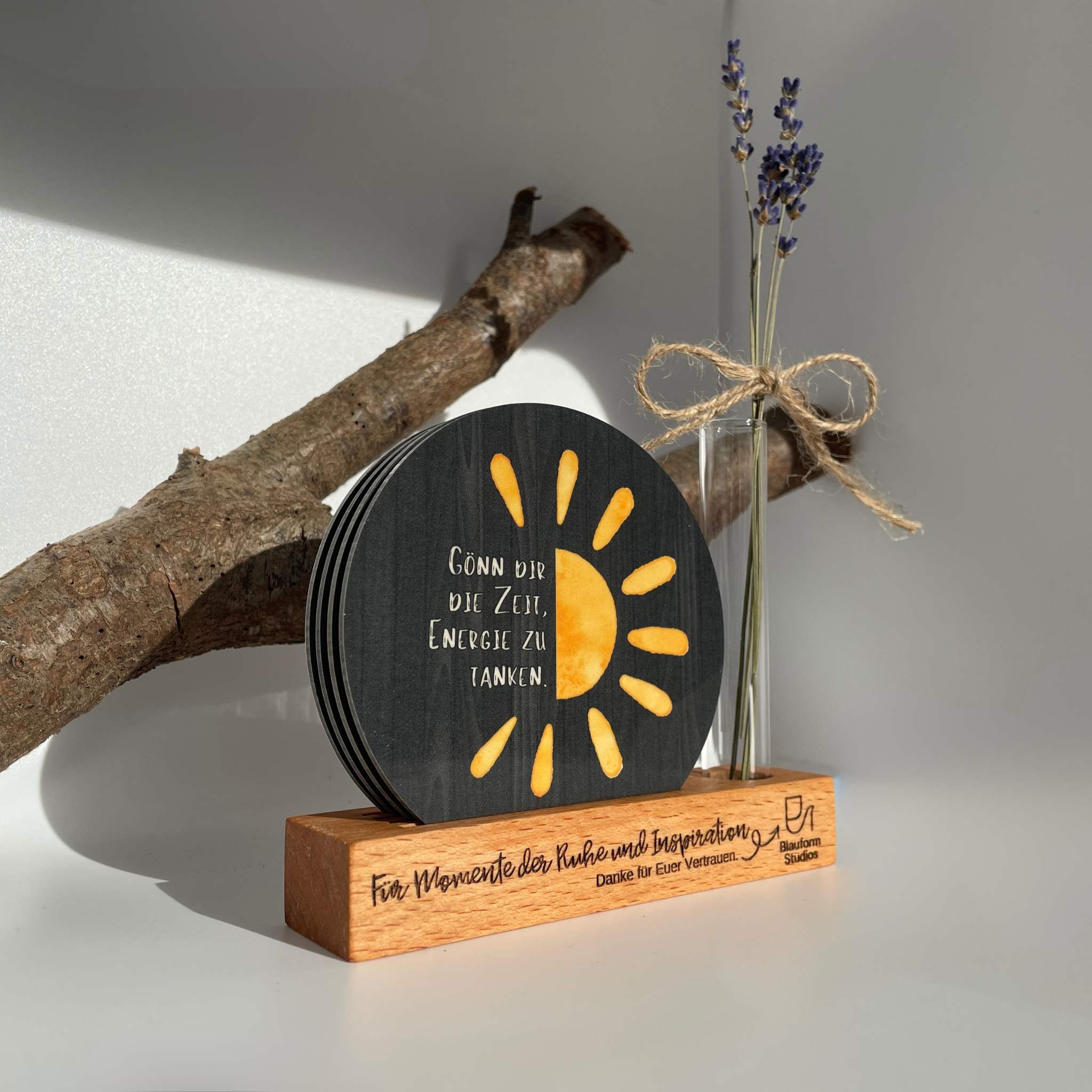 Nachhaltiges Firmengeschenk Weihnachten „Momente der Inspiration“ - 4 Untersetzer & gravierter Holzhalter, Personalisiertes Kundengeschenk